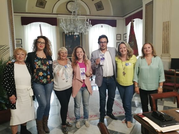 Integrantes de Café Feminista junto al alcalde de Cádiz. FOTO: Café Feminista